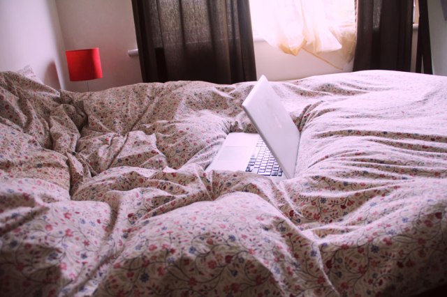 mac-in-bed-ikea-home-living-tumblr-white-space-decor-cosy-sleep-decor-